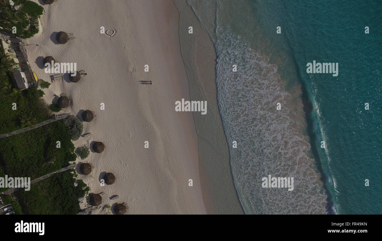 Drohne Bild von paar am Strand Stockfoto