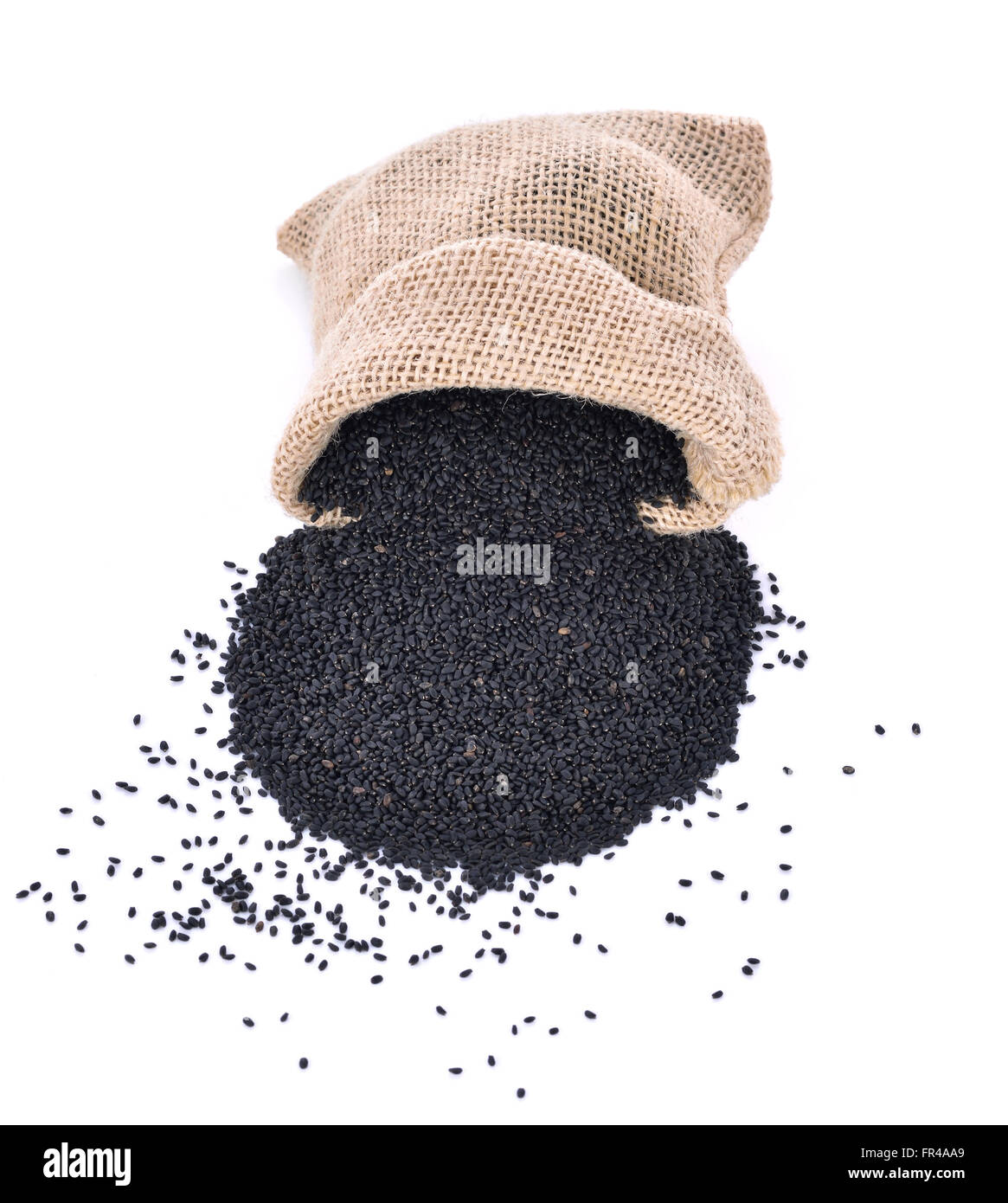 schwarzer Sesam in kleinen Sack ist isoliert auf weißem Hintergrund Stockfoto