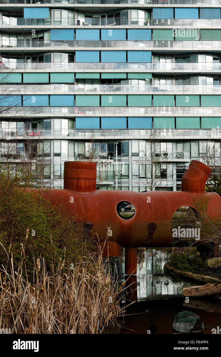 Überdachte Metallbrücke gemacht Form ein Metall Abwasserrohr im Scharnier Park oder Olympic Village Park, Vancouver, Britisch-Kolumbien, Kanada Stockfoto