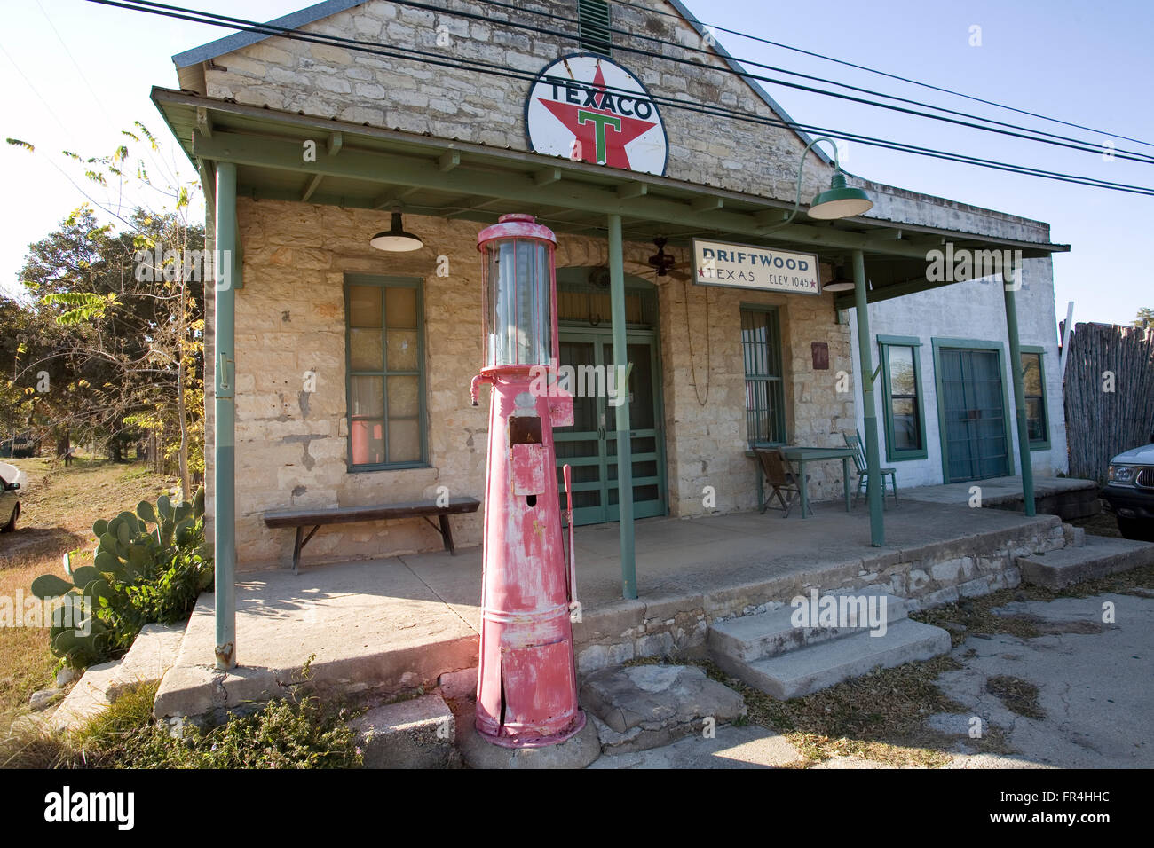 Vintage-Läden und Tankstellen wie dieses 1930-etwas Texaco Station im Driftwood, TX, hinzufügen Charme der ländlichen Gemeinden. Stockfoto