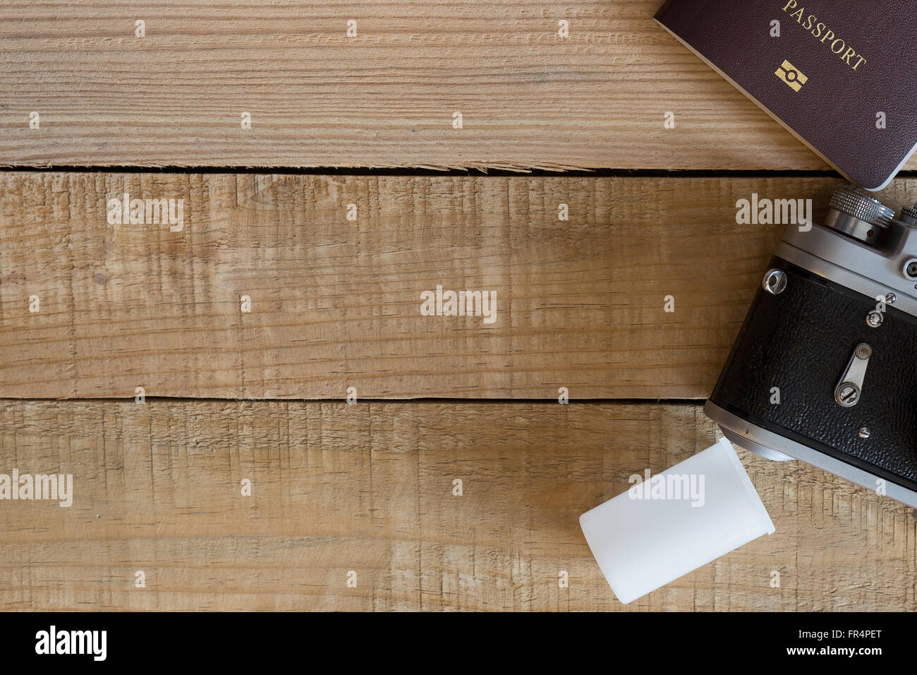 Vintage-Kamera und Reisepass bereit für eine Reise - auf einem Holztisch. Stockfoto