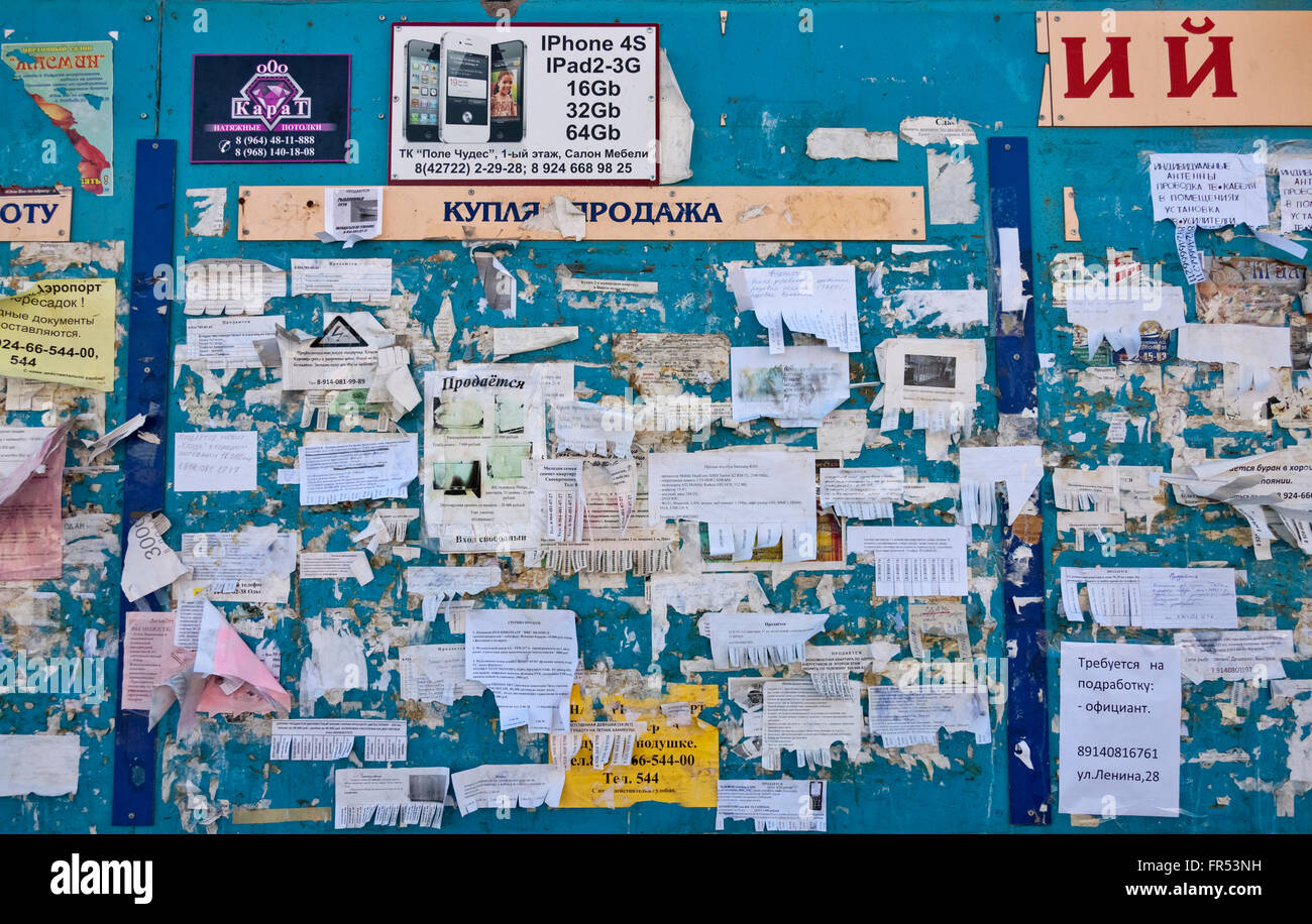 Alte Mauer mit Plakaten, Anadyr, Chukotka autonomes Okrug, Russland Stockfoto