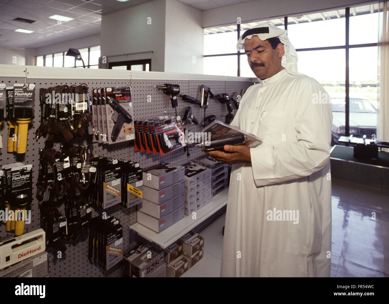 Ein Saudi Mann Einkaufen im Ladengeschäft Sears in Dammam. Stockfoto
