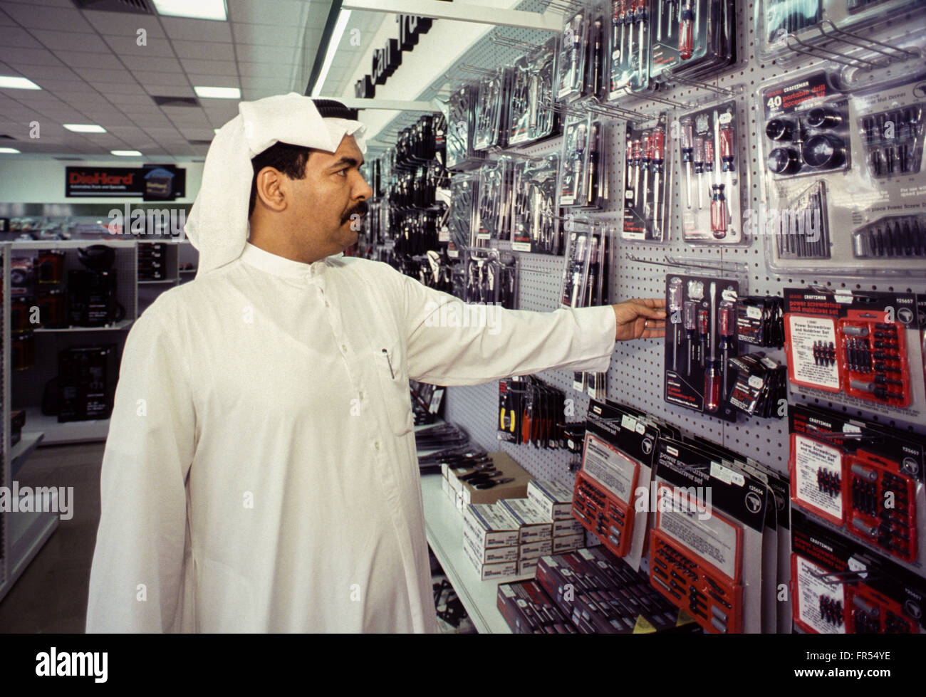 Ein Saudi Mann Einkaufen im Ladengeschäft Sears in Dammam. Stockfoto