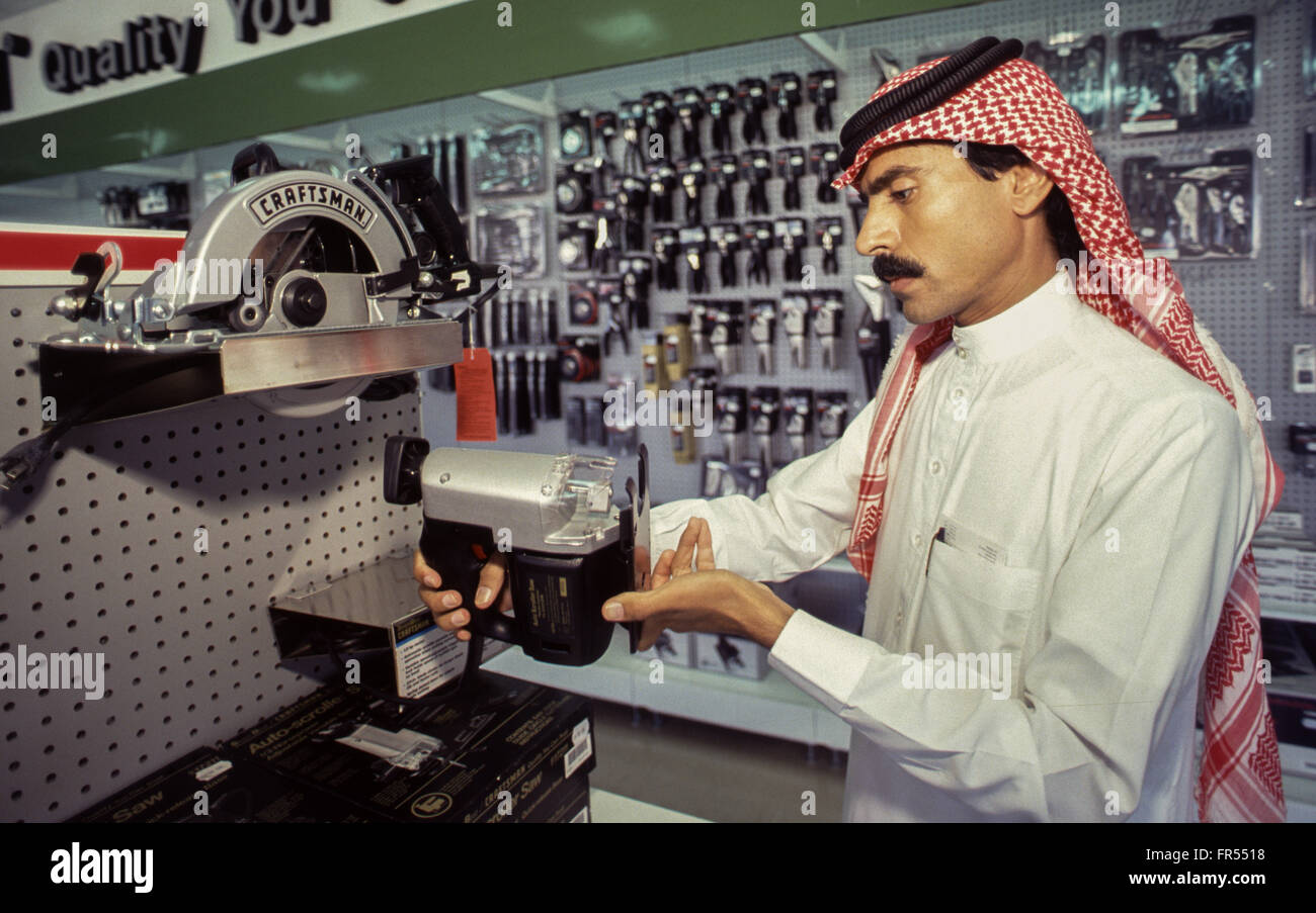 Ein Saudi Mann Einkaufen im Ladengeschäft Sears in Dammam. Stockfoto