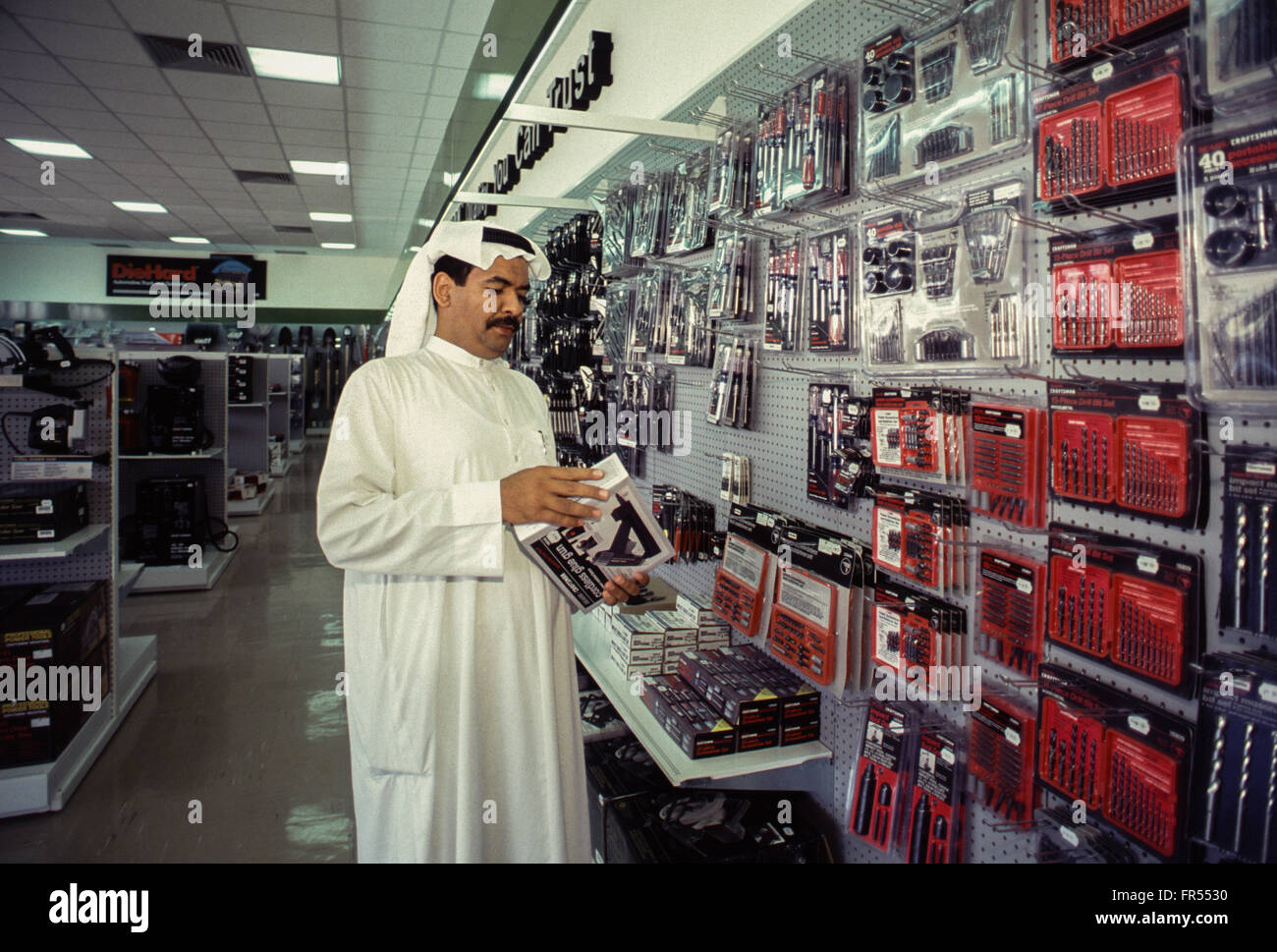Ein Saudi Mann Einkaufen im Ladengeschäft Sears in Dammam. Stockfoto