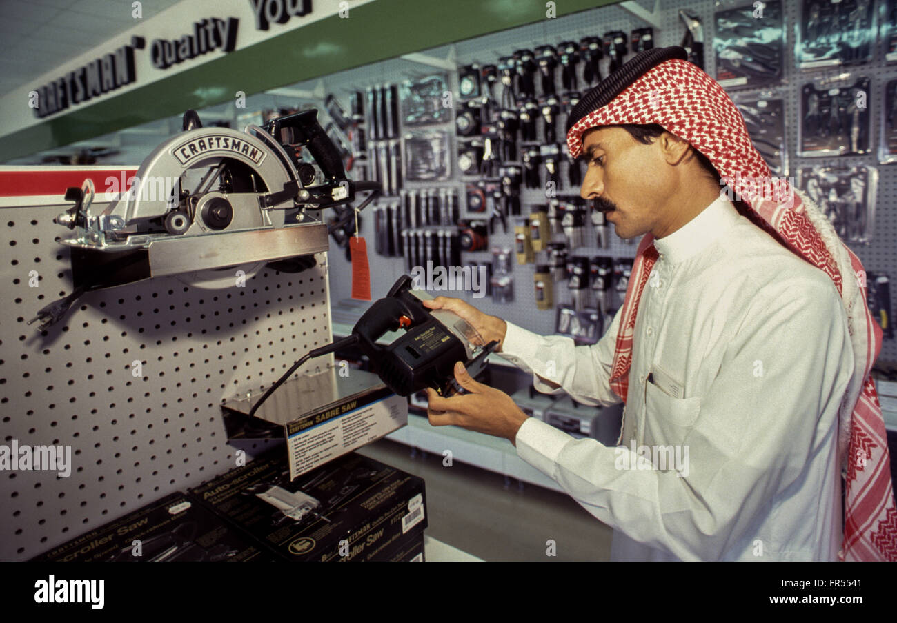 Ein Saudi Mann Einkaufen im Ladengeschäft Sears in Dammam. Stockfoto