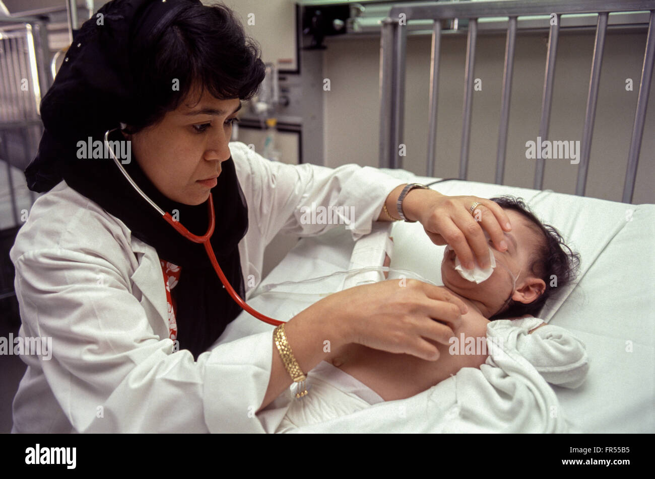 Eine pädiatrische Arzt im Klinikum Medical Services Organisation bei Saudi Aramco in Dhahran. Stockfoto