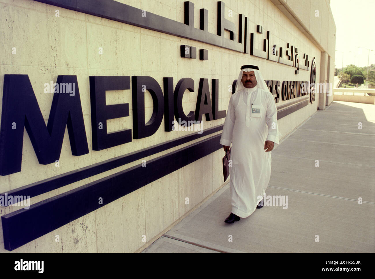 Ein Saudi Mann außerhalb der medizinischen Dienstleistungen Organisation bei Saudi Aramco in Dhahran. Stockfoto