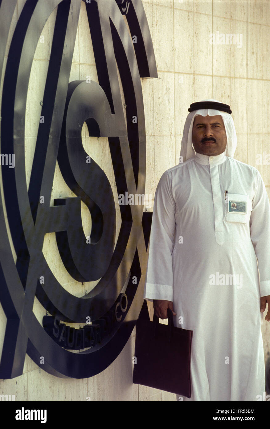 Ein Saudi Mann außerhalb der medizinischen Dienstleistungen Organisation bei Saudi Aramco in Dhahran. Stockfoto