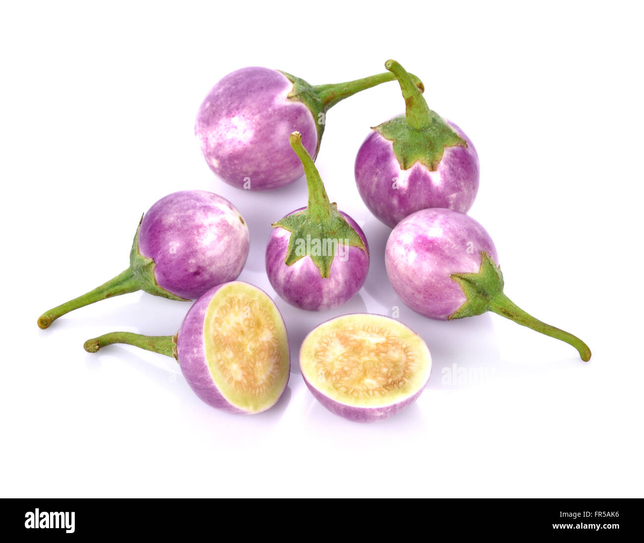 Lila Aubergine auf dem weißen Hintergrund isoliert Stockfoto