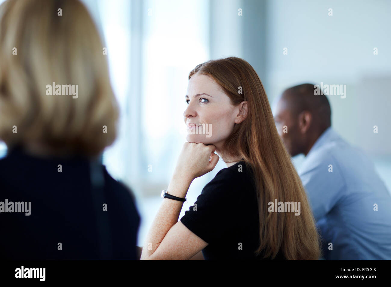 Zuversichtlich Geschäftsfrau hören in treffen Stockfoto