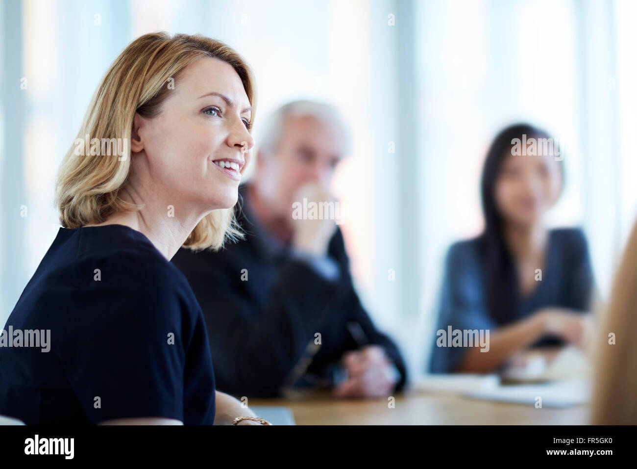 Lächelnde Geschäftsfrau in treffen Stockfoto