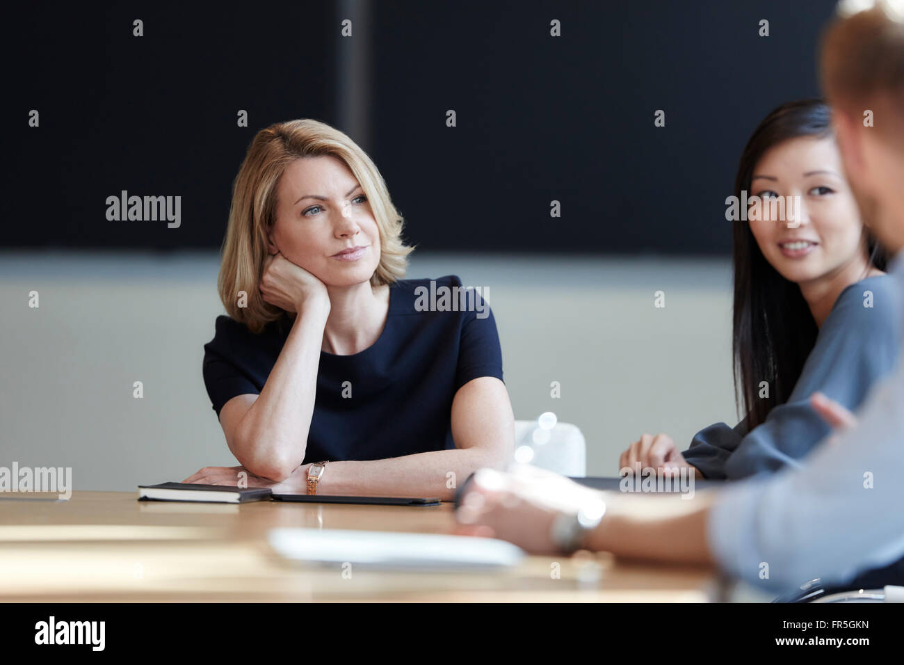 Aufmerksam zuhören in Meeting Geschäftsfrau Stockfoto