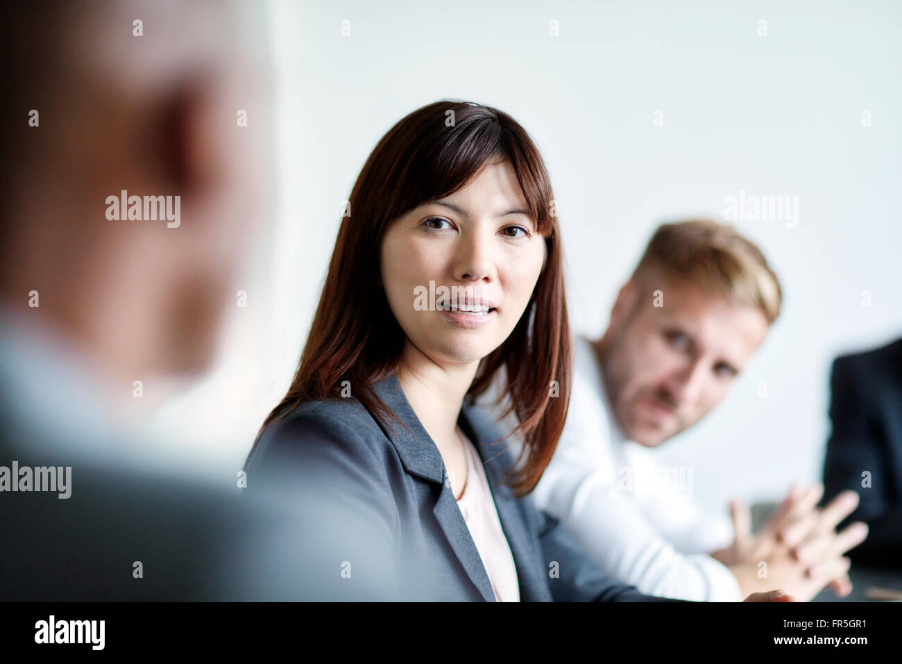 Geschäftsfrau, Geschäftsmann in Besprechung anhören Stockfoto