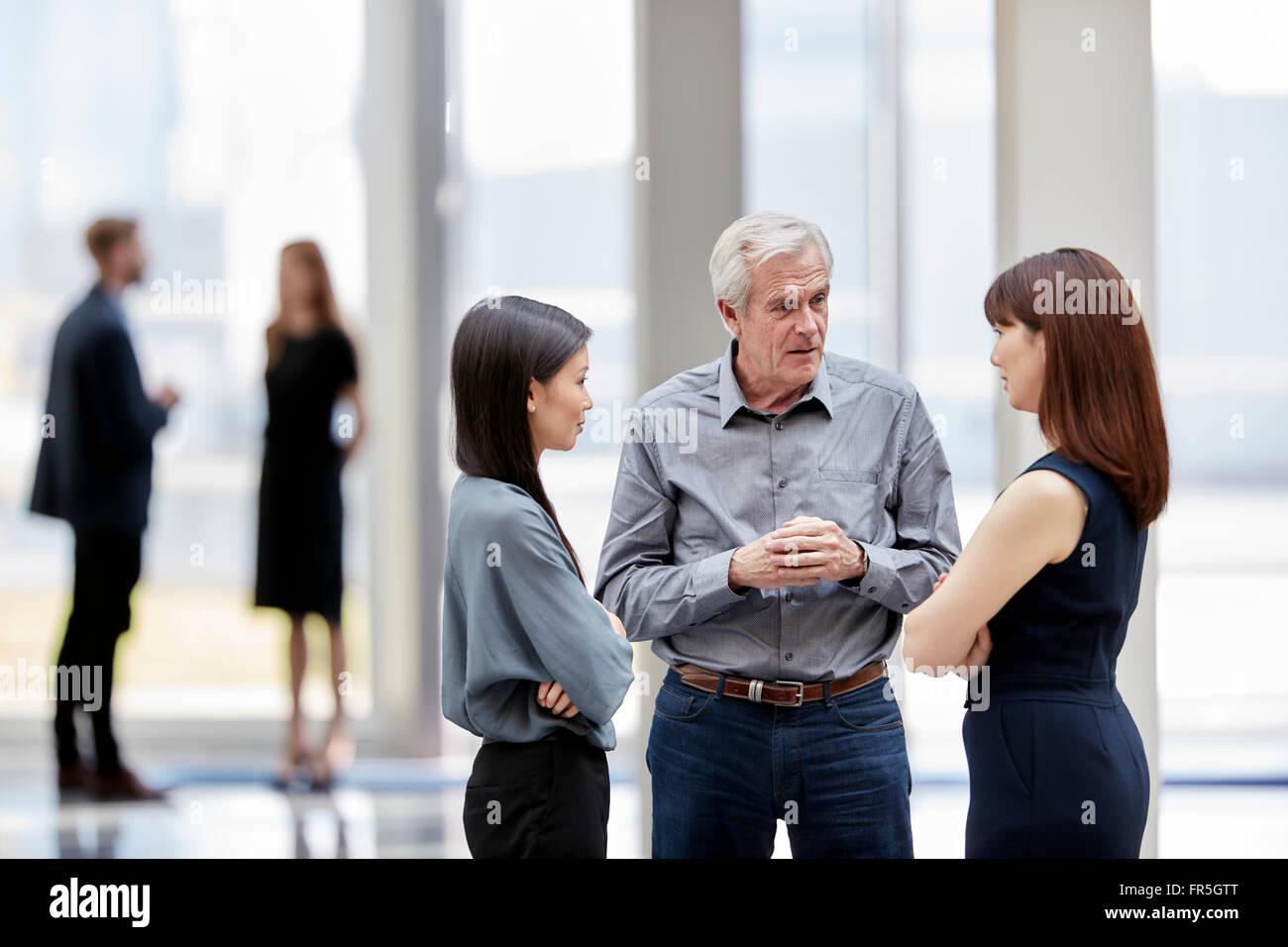 Business-Leute reden in lobby Stockfoto