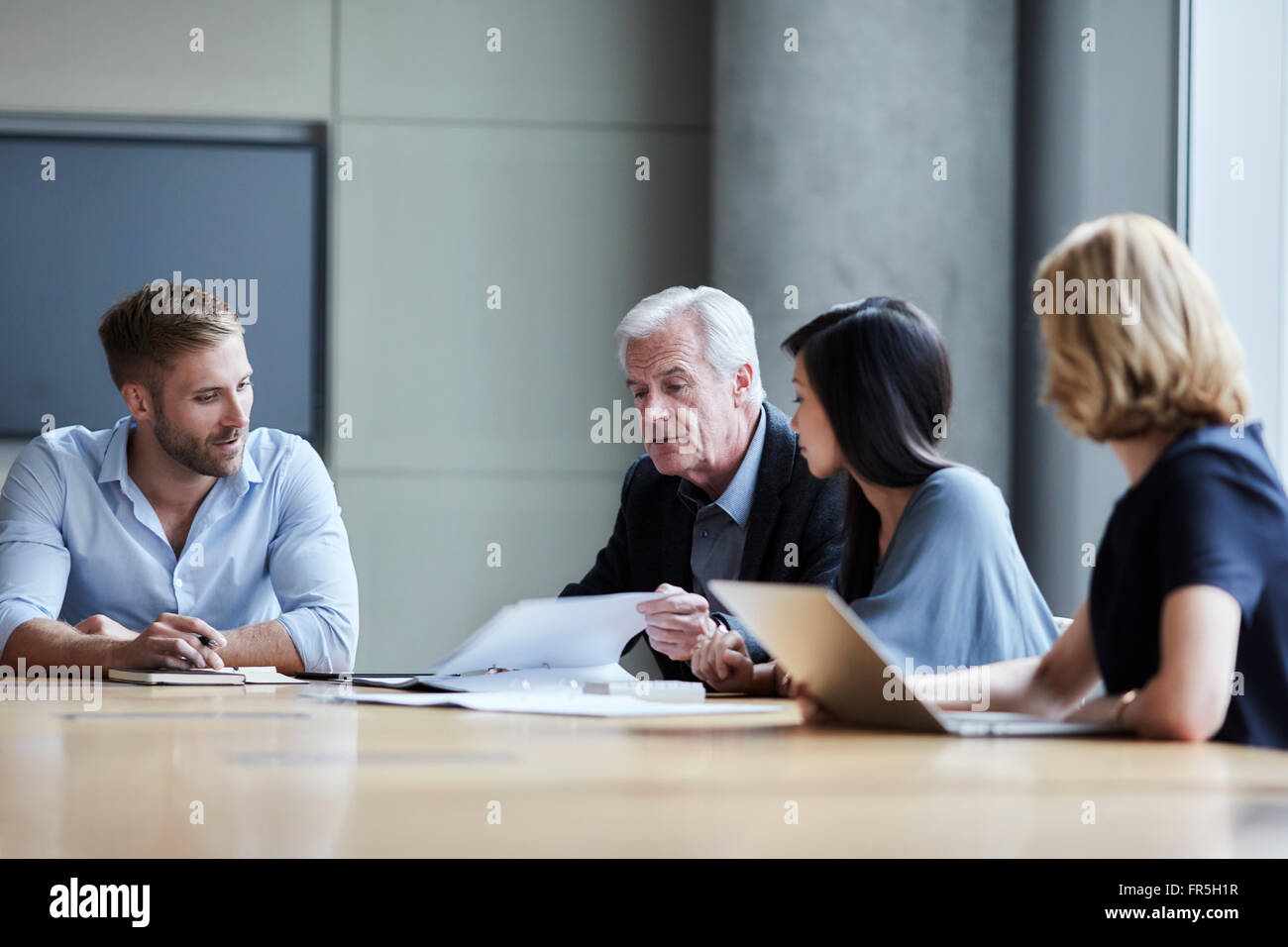 Business-Leute diskutieren Schreibarbeit im Konferenzraum Stockfoto