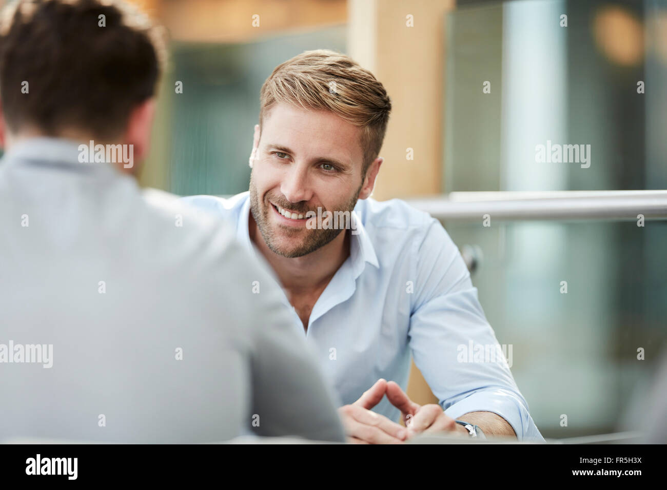 Lächelnde Geschäftsleute sprechen Stockfoto