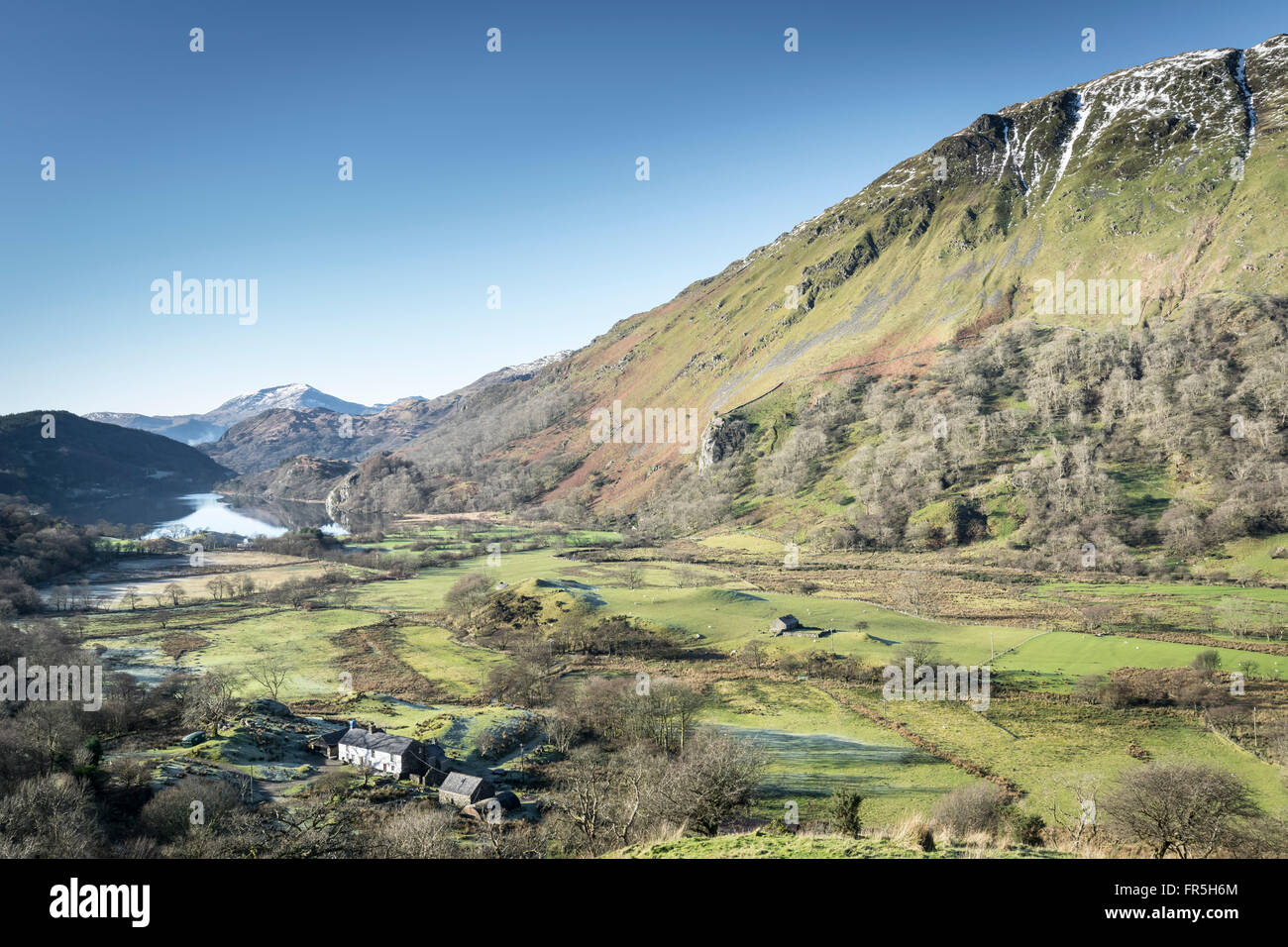 Llyn Gwynant See A498 unterwegs, um Beddgelert in den Snowdonia National Park Nord-Wales Stockfoto