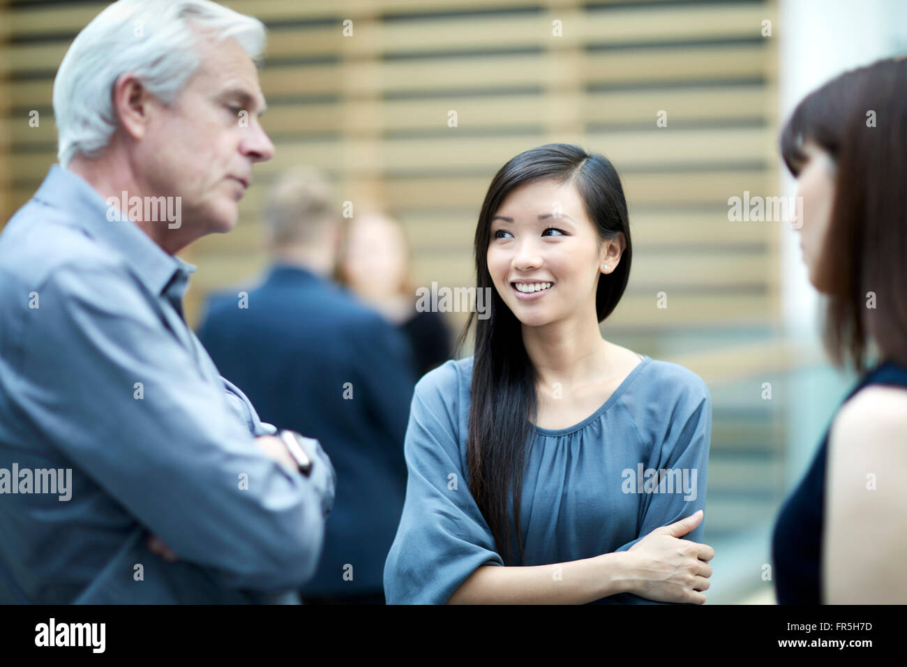 Business-Leute reden in lobby Stockfoto