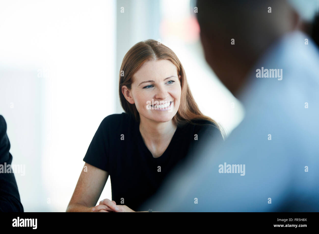 Lächelnde Geschäftsfrau in treffen Stockfoto