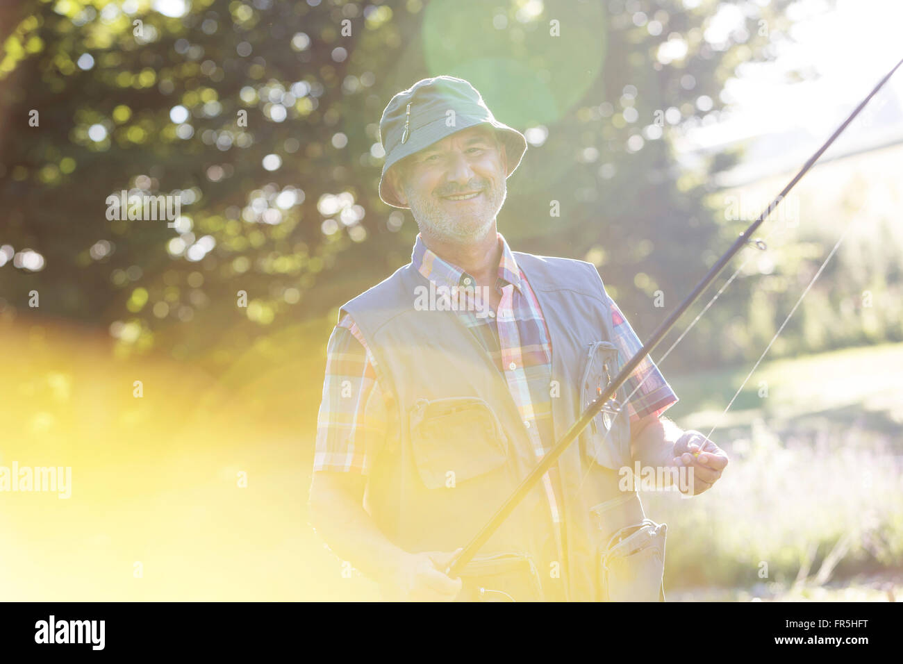 Porträt, Lächeln senior woman mit Angelrute Stockfoto