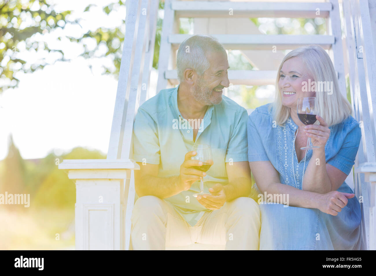 Älteres paar Weintrinken auf Sommer-Treppe Stockfoto