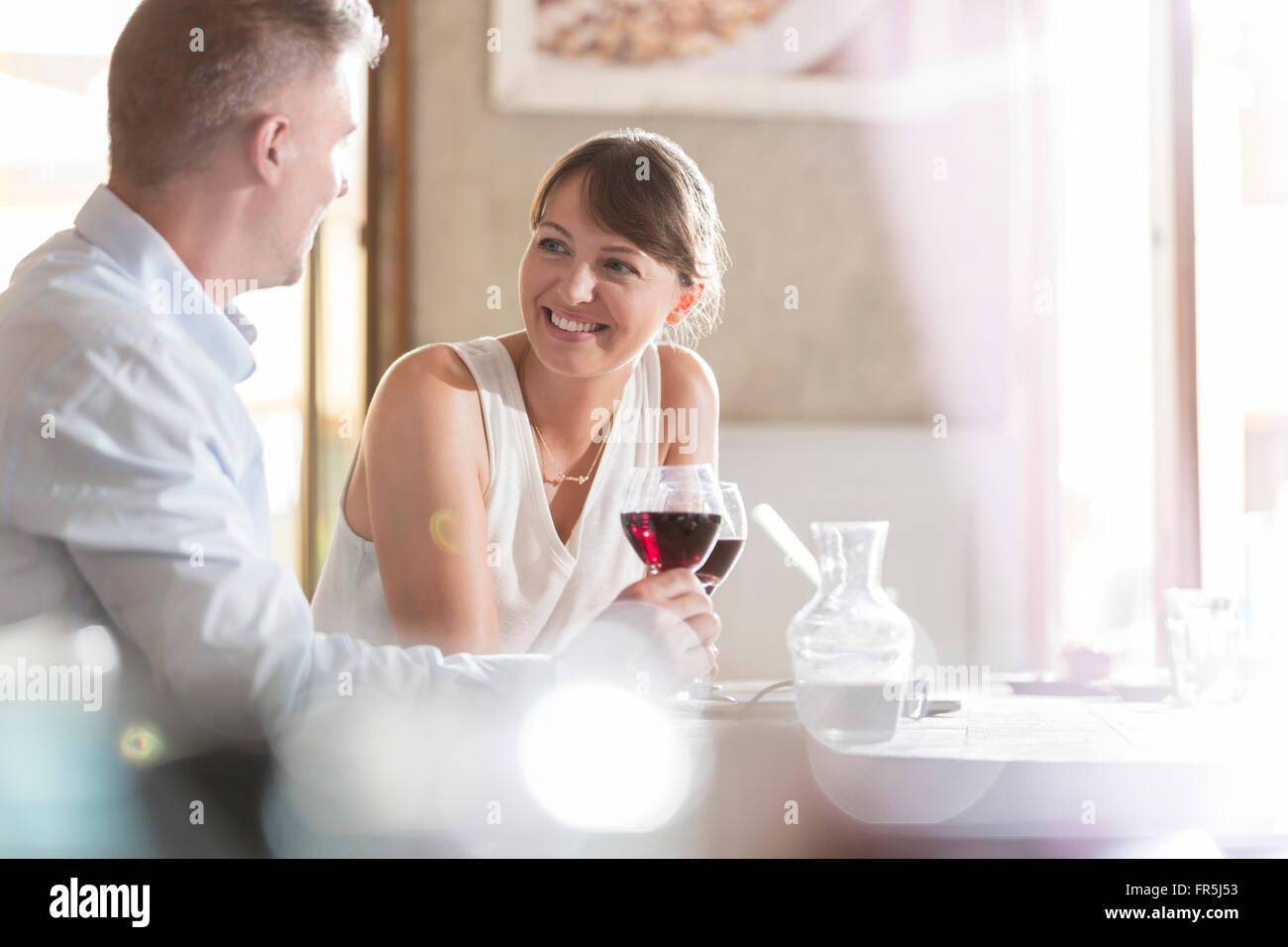 Paar Wein trinken und sprechen im café Stockfoto