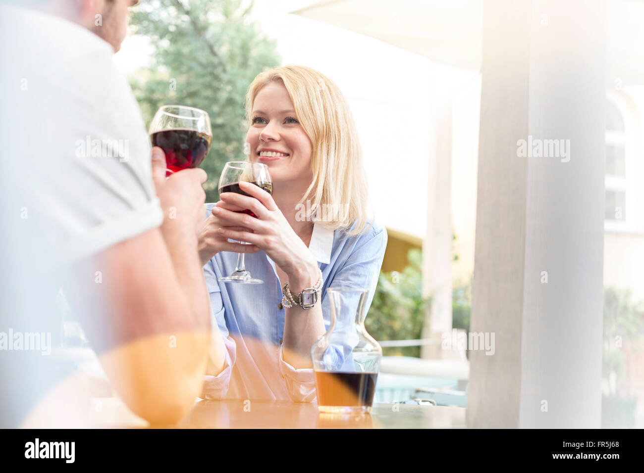Lächelnde paar Wein trinken und sprechen im café Stockfoto