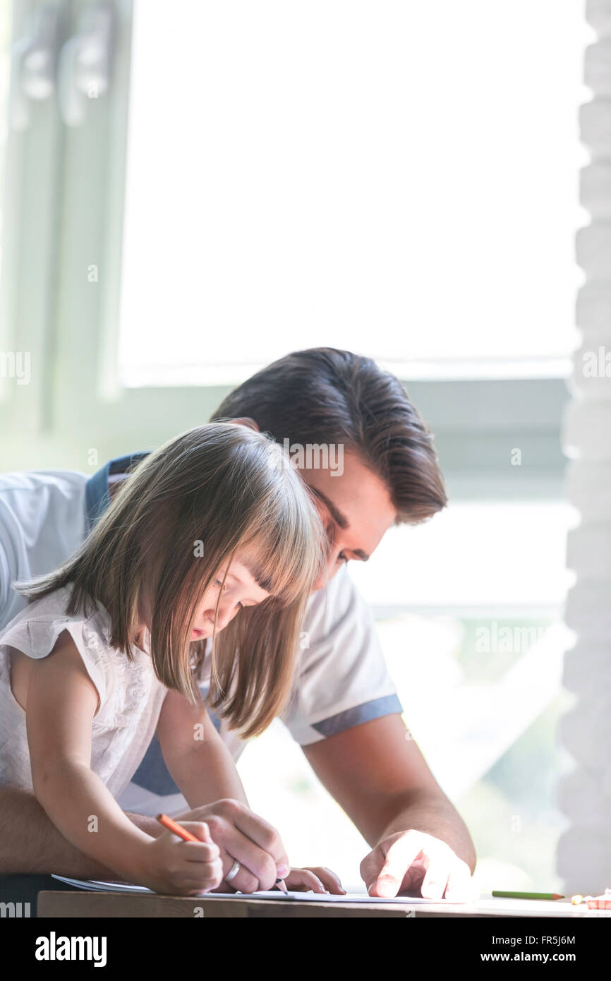 Vater und Tochter Färbung Stockfoto