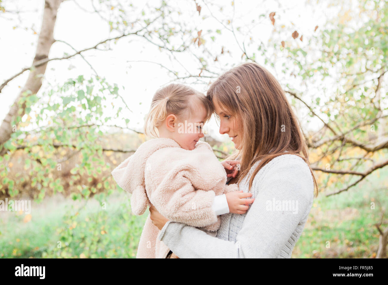 Liebevolle Mutter mit Kleinkind Tochter im park Stockfoto