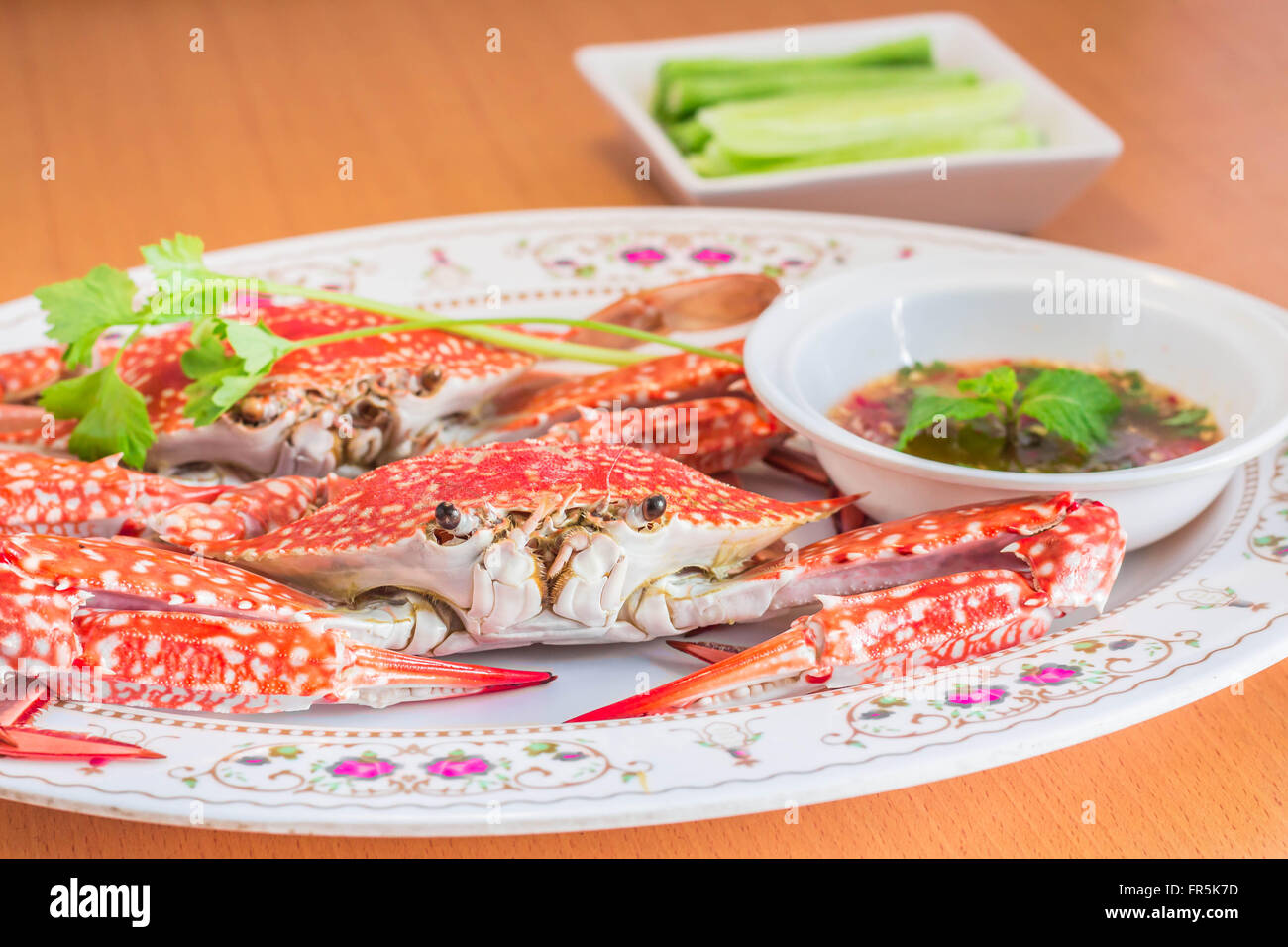 Gedämpfte Krabben auf einen Teller und Schüssel. Stockfoto