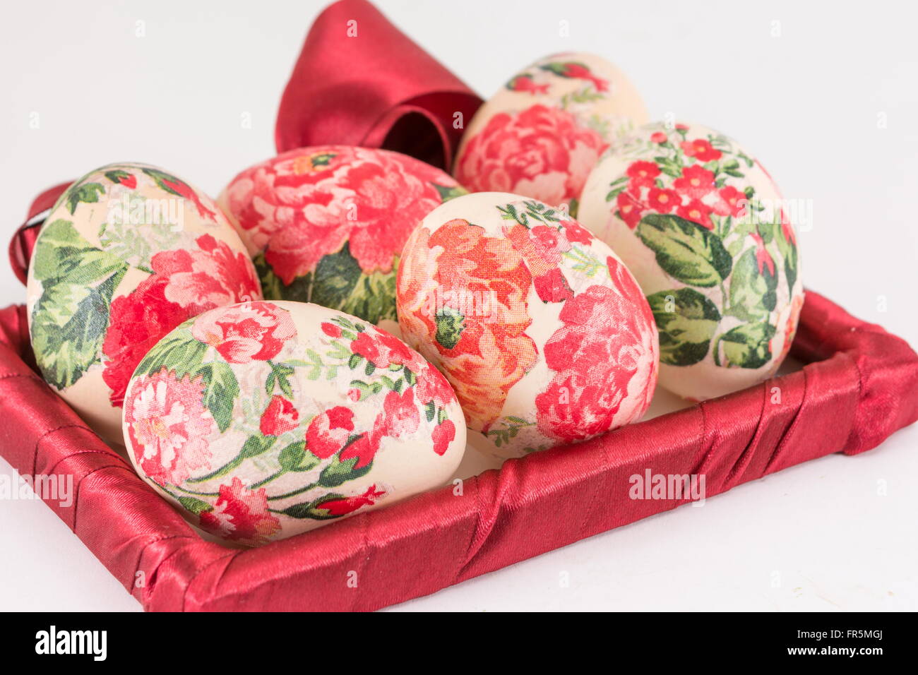 Bunte handbemalte und Serviettentechnik verziert Ostereier Stockfoto