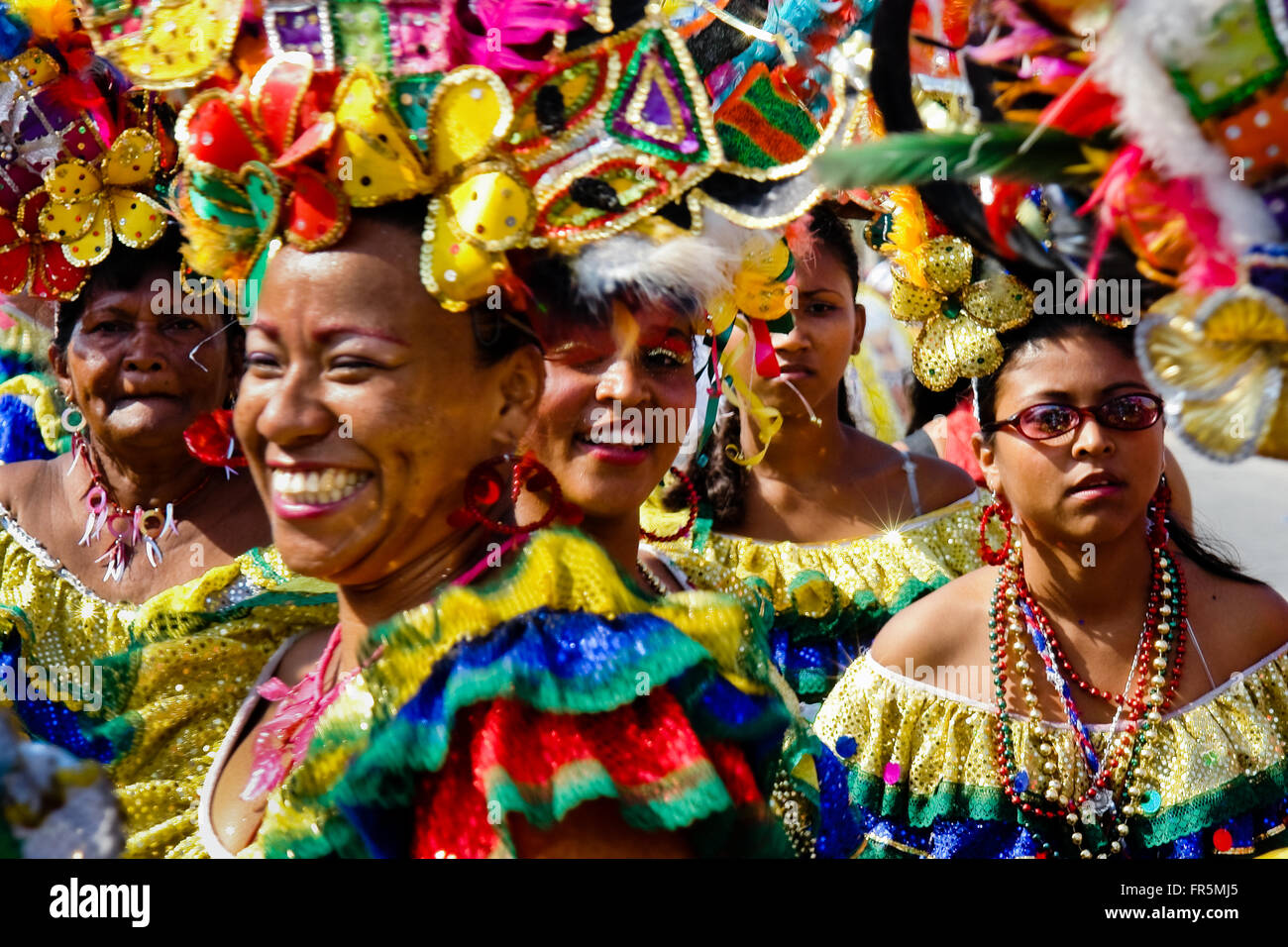 Kolumbianische Frauen, tragen eine bunte Kostüme, Tänze der Karneval von Barranquilla, Kolumbien. Stockfoto