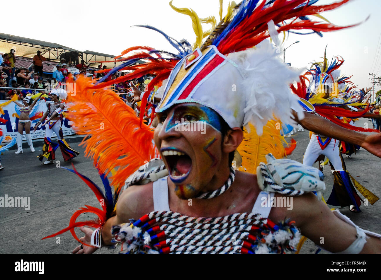 Eine Kolumbianische junge Tänze ein Tribal Dance während der Karneval von Barranquilla, Kolumbien. Stockfoto