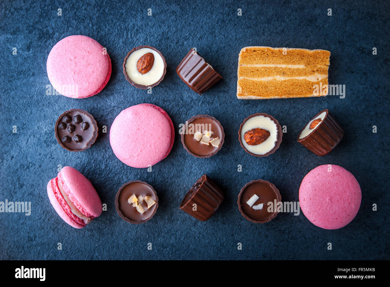 Zusammensetzung von Schokolade und rosa Makronen horizontal, super Stillleben Stockfoto
