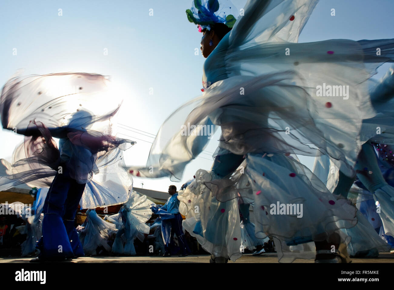 Tanzen Sie kolumbianische Männer und Frauen, fliegende Vögel während der Karneval in Barranquilla, Kolumbien. Stockfoto