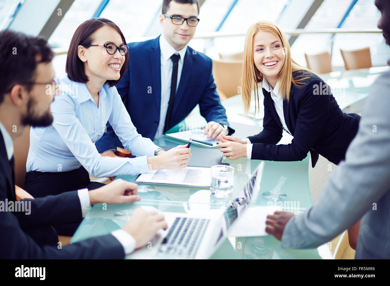 Glücklich Geschäftsplanung Team arbeiten zusammen am Tisch Stockfoto