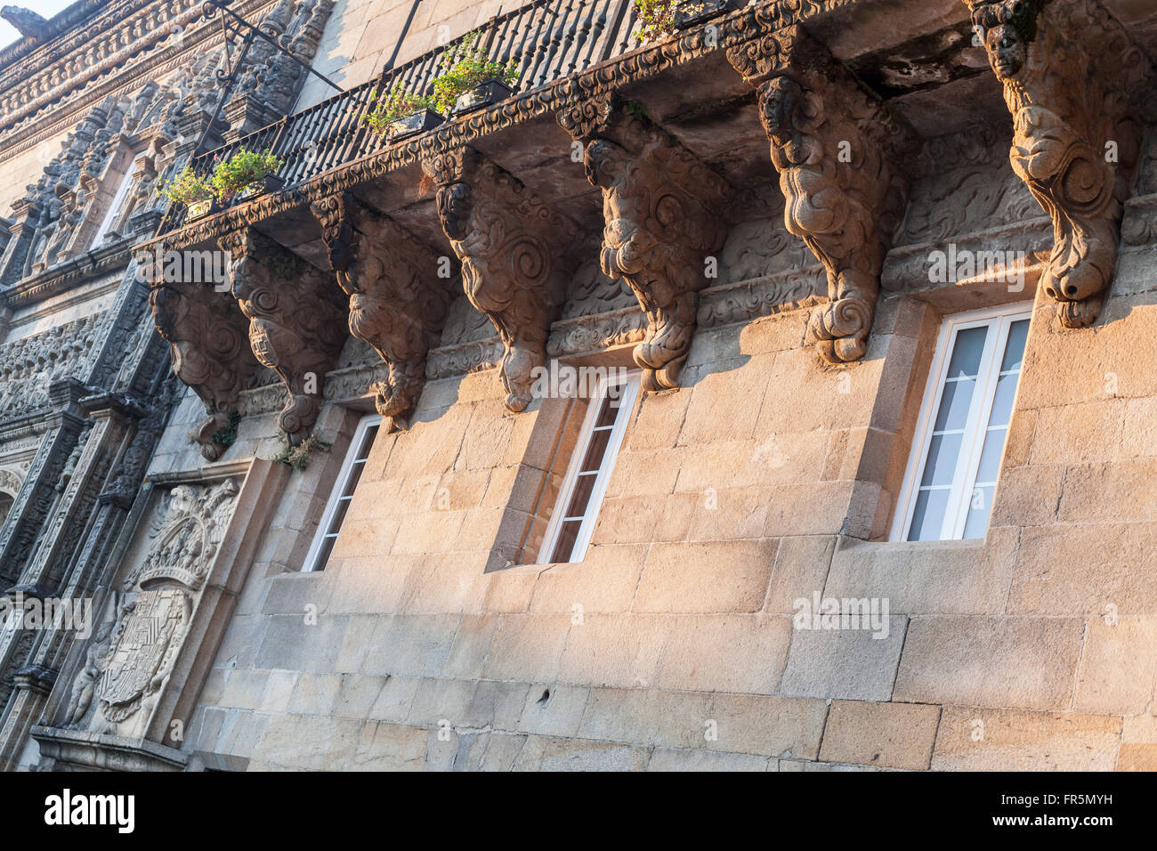 Detail-Balkon-Fassade des Hostal de Los Reyes Católicos, Plaza del Obradoiro. Santiago De Compostela. Stockfoto