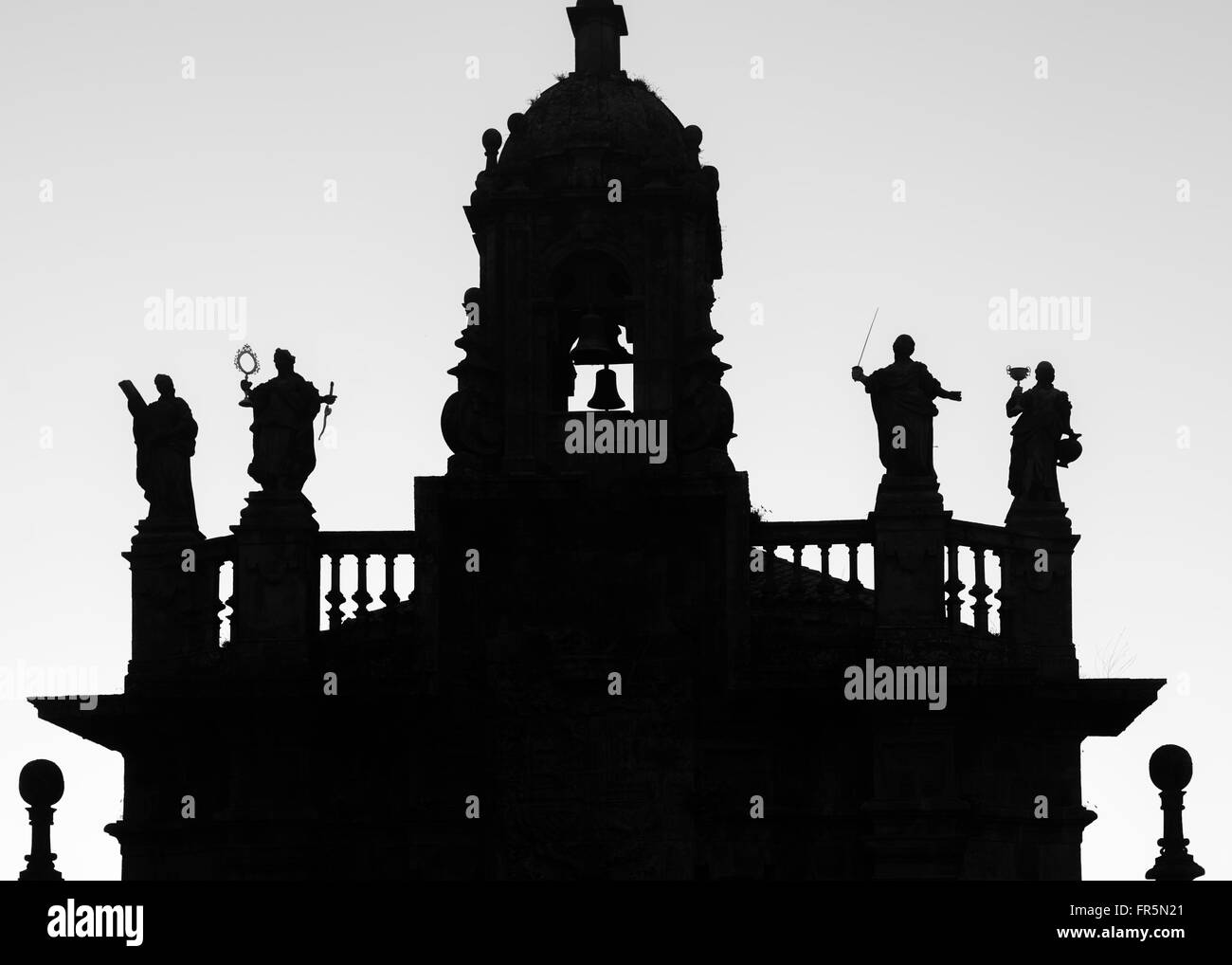 Kirche San Fructuoso. Barock-Stil. Silhouette der Glockenturm und die Statue von 4 Kardinaltugenden. Santiago De Compostela. Stockfoto