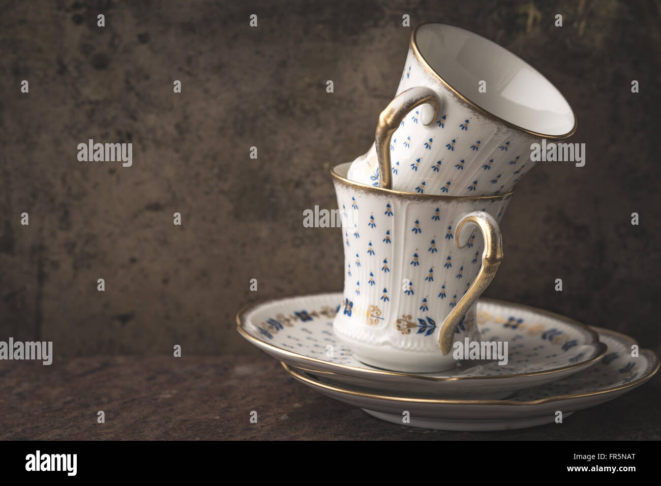 Vintage Tasse auf metallischen Hintergrund horizontale Stockfoto