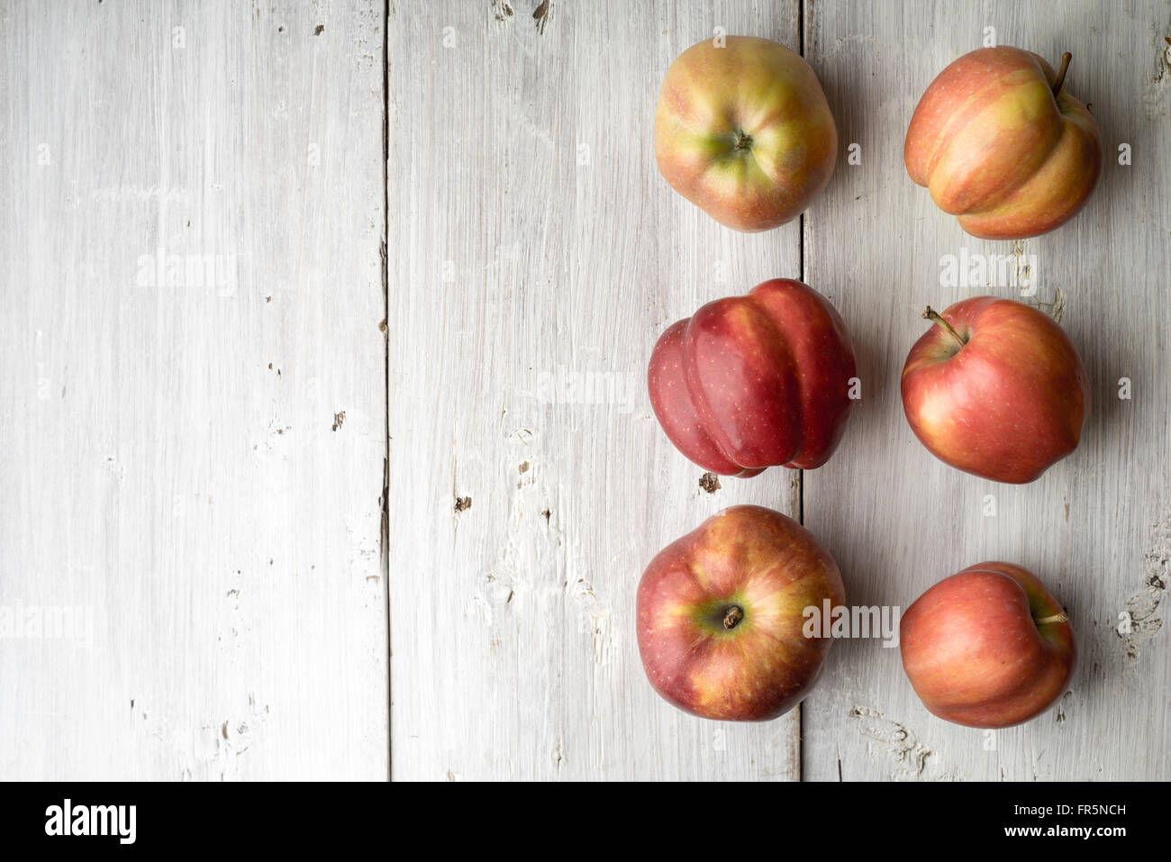 Sommer Rote Apfel Auf Horizontale Weisse Tafeln Stockfoto Bild