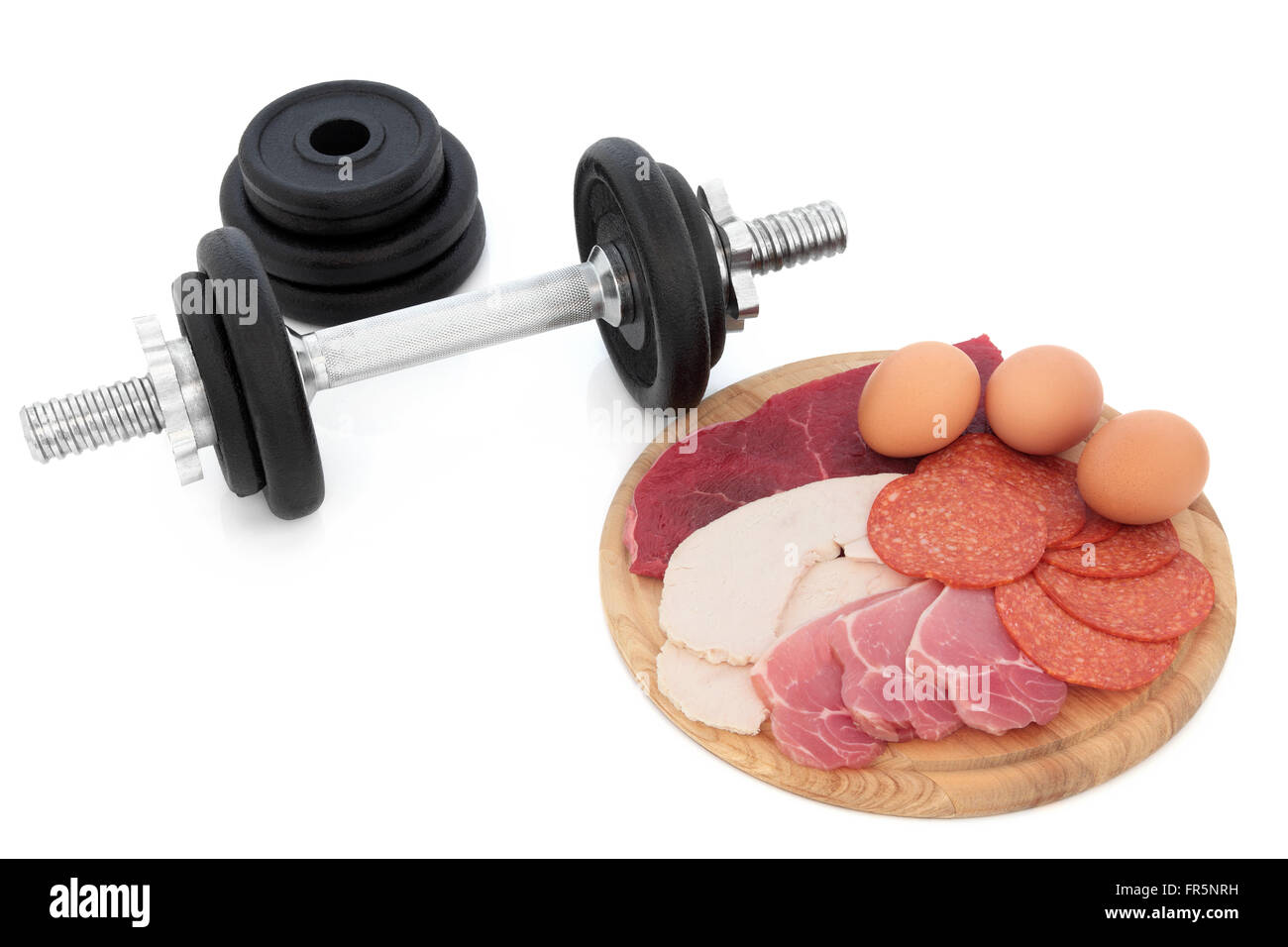 Body-building proteinreiche Nahrung Huhn, mageres Steak, Speck, Salami und Eier mit Hantel Gewichte auf weißem Hintergrund. Stockfoto