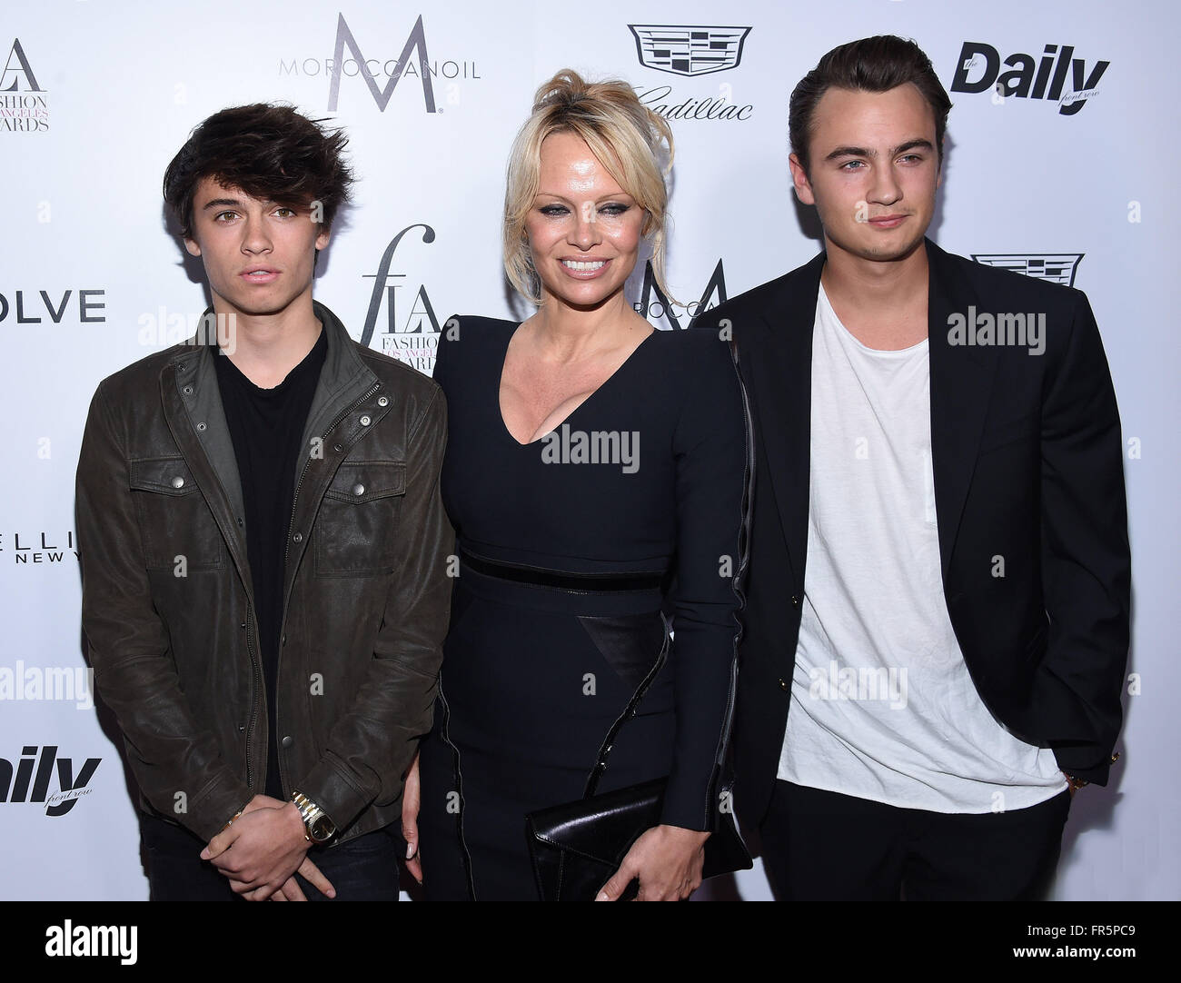 West Hollywood, Kalifornien, USA. 20. März 2016. Pamela Anderson, Dylan Lee & Brandon Lee kommt für die 2016 Fashion Los Angeles Awards im Sunset Tower Hotel. Bildnachweis: Lisa O'Connor/ZUMA Draht/Alamy Live-Nachrichten Stockfoto West Hollywood, Kalifornien, USA. 20. März 2016. Pamela Anderson, Dylan Lee & Brandon Lee kommt für die 2016 Fashion Los Angeles Awards im Sunset Tower Hotel. Bildnachweis: Lisa O'Connor/ZUMA Draht/Alamy Live-Nachrichten Stockfoto