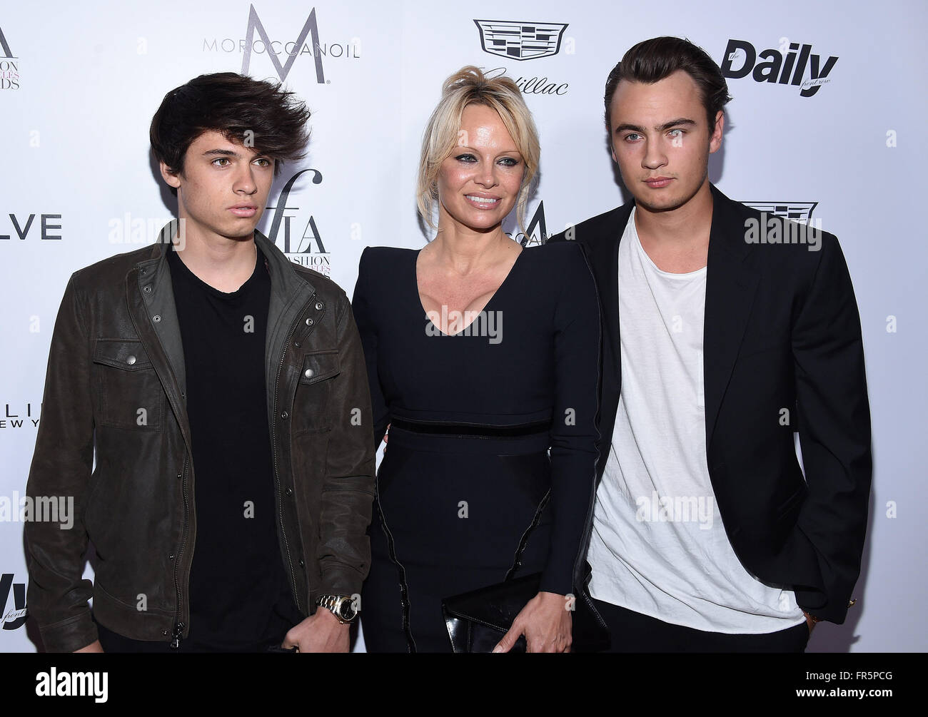 West Hollywood, Kalifornien, USA. 20. März 2016. Pamela Anderson, Dylan Lee & Brandon Lee kommt für die 2016 Fashion Los Angeles Awards im Sunset Tower Hotel. Bildnachweis: Lisa O'Connor/ZUMA Draht/Alamy Live-Nachrichten Stockfoto West Hollywood, Kalifornien, USA. 20. März 2016. Pamela Anderson, Dylan Lee & Brandon Lee kommt für die 2016 Fashion Los Angeles Awards im Sunset Tower Hotel. Bildnachweis: Lisa O'Connor/ZUMA Draht/Alamy Live-Nachrichten Stockfoto