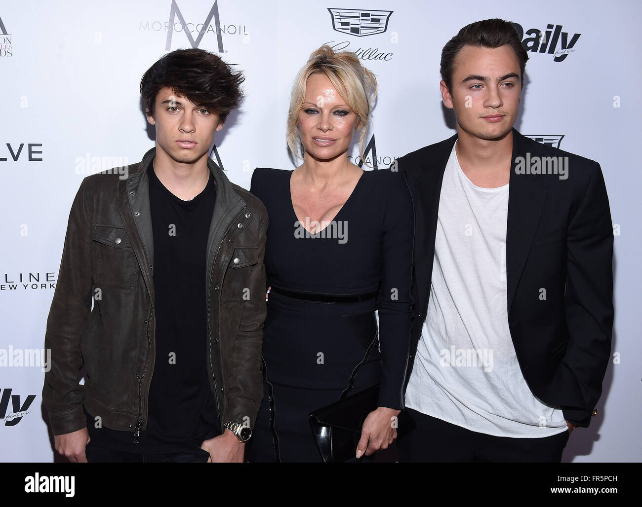 West Hollywood, Kalifornien, USA. 20. März 2016. Pamela Anderson, Dylan Lee & Brandon Lee kommt für die 2016 Fashion Los Angeles Awards im Sunset Tower Hotel. Bildnachweis: Lisa O'Connor/ZUMA Draht/Alamy Live-Nachrichten Stockfoto West Hollywood, Kalifornien, USA. 20. März 2016. Pamela Anderson, Dylan Lee & Brandon Lee kommt für die 2016 Fashion Los Angeles Awards im Sunset Tower Hotel. Bildnachweis: Lisa O'Connor/ZUMA Draht/Alamy Live-Nachrichten Stockfoto