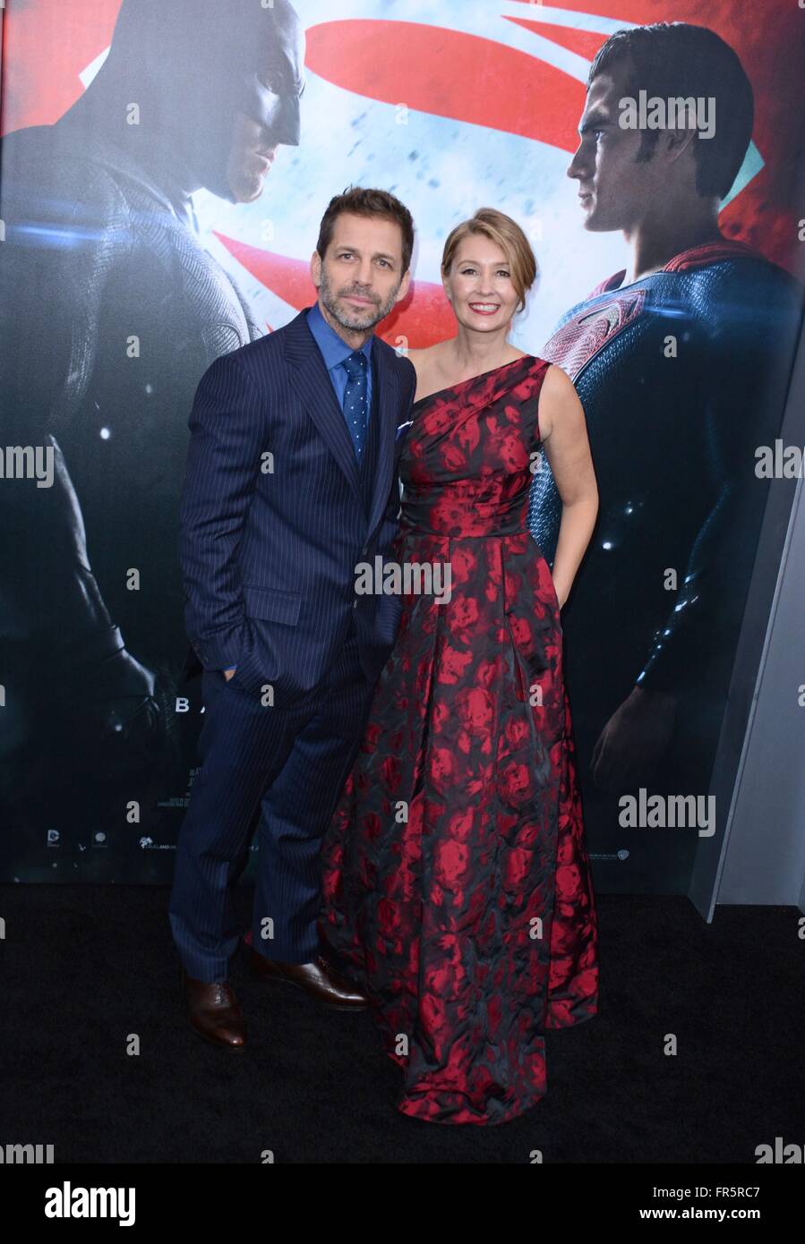 New York, NY, USA. 20. März 2016. Zack Snyder, Deborah Snyder im Ankunftsbereich für BATMAN V. SUPERMAN: DAWN von Gerechtigkeit Premiere - Teil2, Radio City Music Hall, New York, NY 20. März 2016. Bildnachweis: Derek Sturm/Everett Collection/Alamy Live-Nachrichten Stockfoto