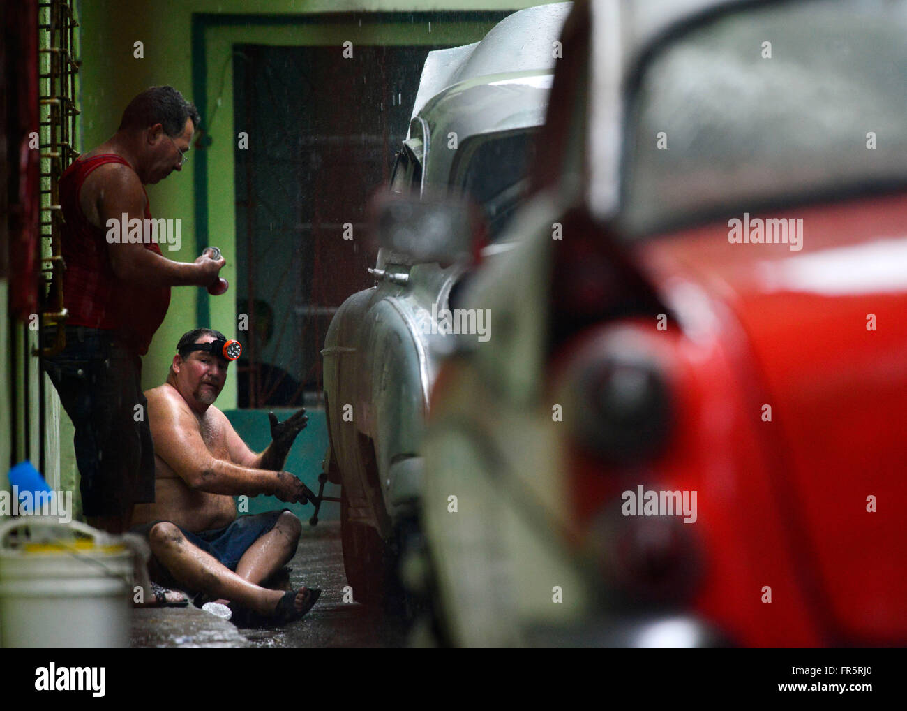 Kfz-Mechaniker arbeiten unter einem Vintage American Auto in Havanna, Kuba, 20. März 2016, vor Obamas Ankunft. Präsident Barack Obama wird der erste Sitzung U.S. Präsident, das kommunistische Land seit fast 90 Jahren zu besuchen. (CTK-Foto) Stockfoto
