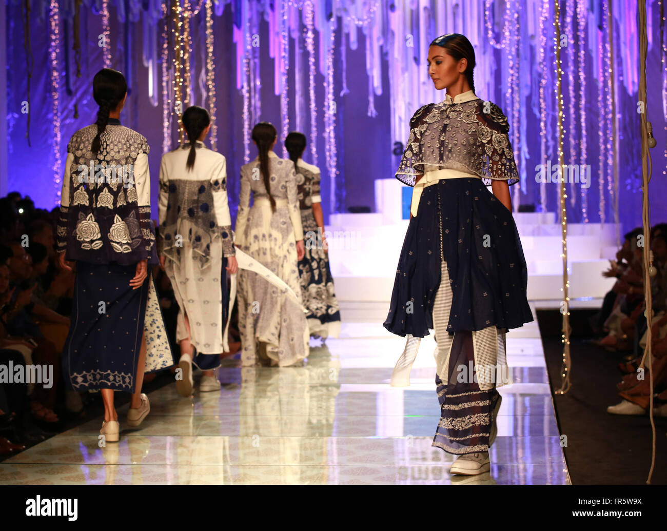 Neu-Delhi, Indien. 20. März 2016. Während des großen Finales von "Amazon India Fashion Week 2016" in New Delhi, der Hauptstadt von Indien, 20. März 2016 präsentieren Kreationen. © Stringer/Xinhua/Alamy Live-Nachrichten Stockfoto