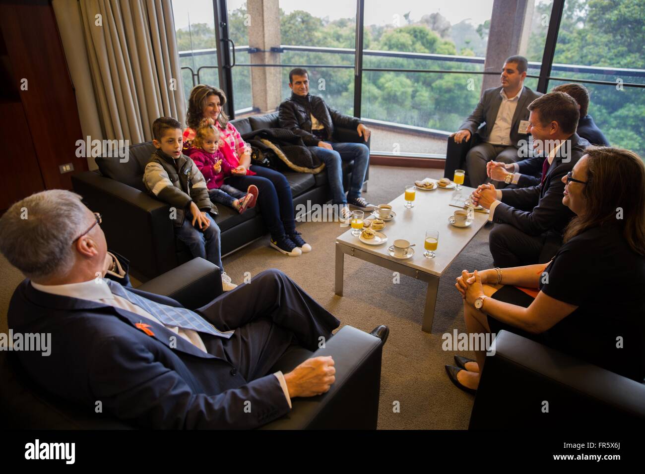 (160321)--SYDNEY, 21. März 2016 (Xinhua)--New South Wales State Premier Mike Baird und australischer Minister für Sozialdienste Christian Porter begrüßen eine irakische Flüchtlingsfamilie in Sydney, Australien, 21. März 2016. Australische Führer unternommen, ein Blatt aus Kanadas Buch eine Familie von irakischen Flüchtlingen nach Australien über Tee und Scones zu begrüßen, als die Nation Harmonie Tag feiert. Australien hat sich verpflichtet, die Umsiedlung von 12.000 zusätzliche syrischen und irakischen Flüchtlinge, Vertriebene aus Nahost Konflikte aus dem syrischen Bürgerkrieg, die den Aufstieg des IS, obwohl die Zahl der Flüchtlinge si sah Stockfoto